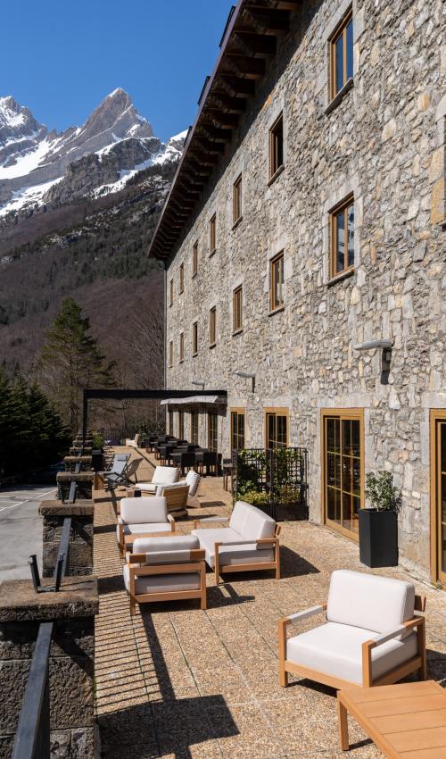 Zona de terraza del Parador de Bielsa con nieve de fondo