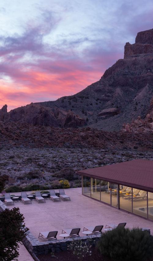 Vista al atardecer de la piscina de Parador de Las Cañadas del Teide
