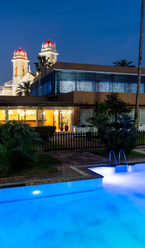 Vista nocturna de la piscina del Parador de Ceuta