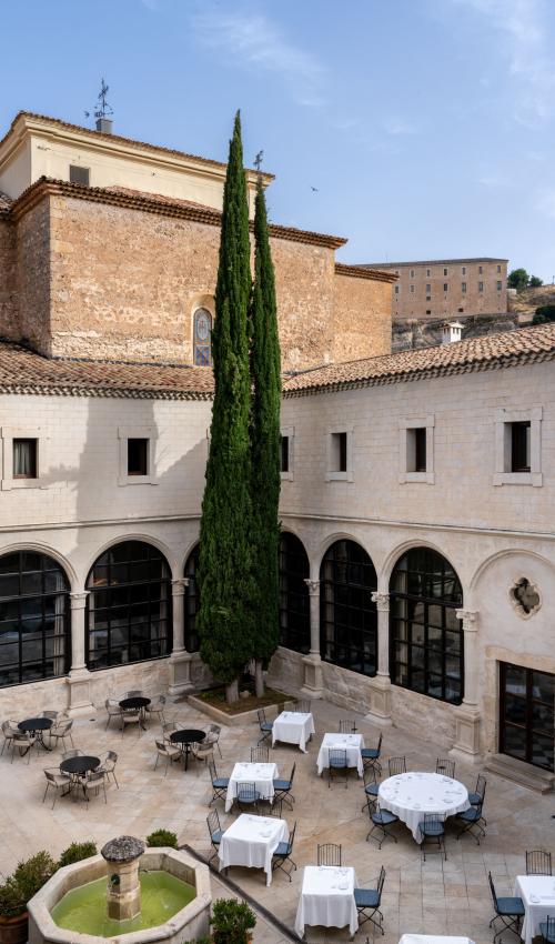 Terraza del claustro del Parador de Cuenca