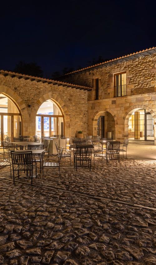 Terraza nocturna del Parador de Santillana Altamira