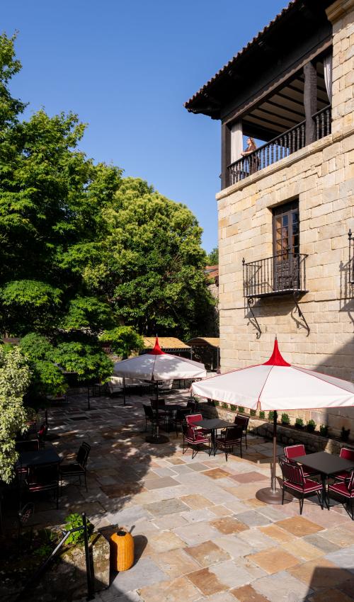 Fachada con terraza del Parador de Santillana Gil Blas