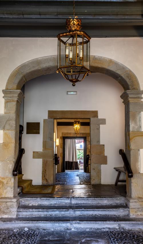 Acceso al Parador de Santillana Gil Blas