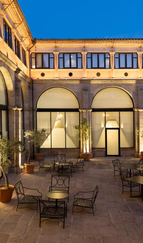 Terraza del claustro del Parador de Trujillo por la noche