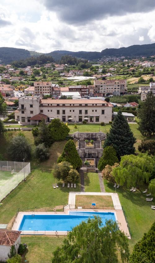 Vista aérea del Parador de Tui y su piscina