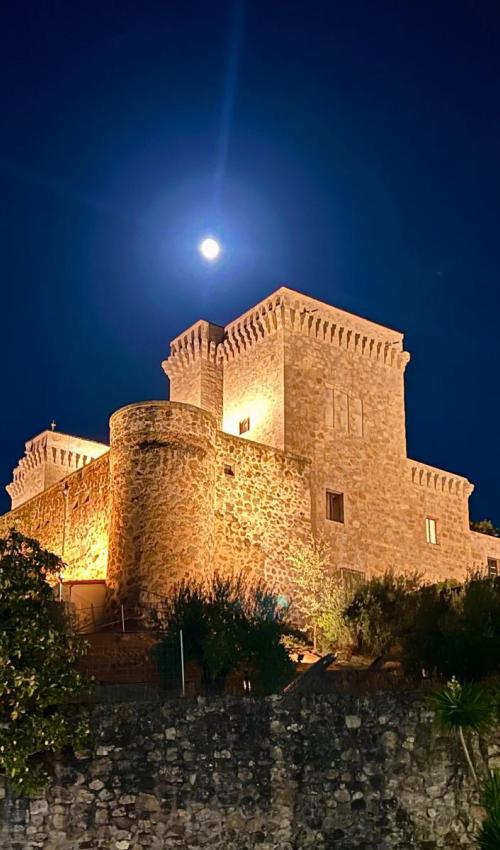 Foto nocturna del Parador de Jarandilla de la Vera