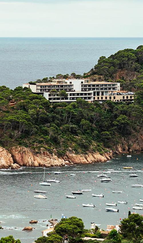 Parador de Aiguablava en lo alto del acantilado de la Punta d’es Muts Parador de Aiguablava en lo alto del acantilado de la Punta d’es Muts