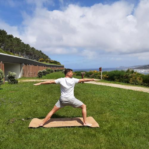Yoga en la naturaleza en el Parador de Costa da Morte