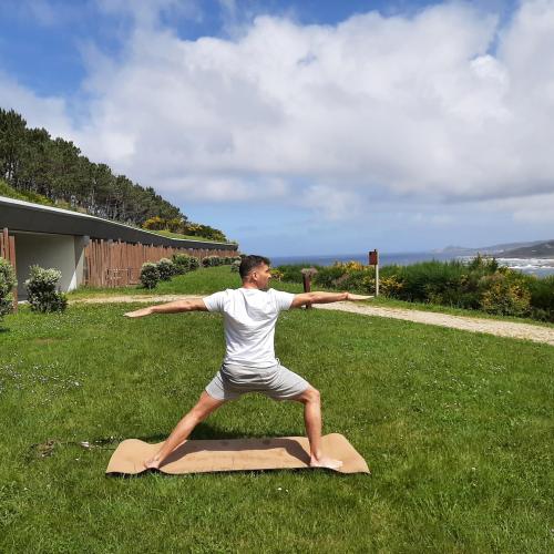 Yoga en la naturaleza en el Parador de Costa da Morte