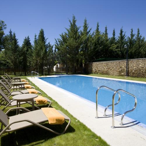 Parador de Puebla de Sanabria. Piscina exterior.