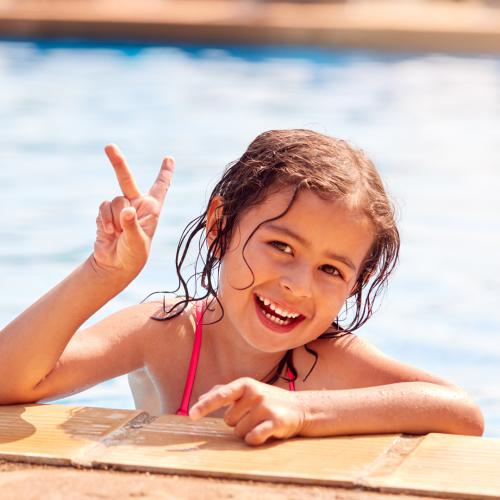 Niña disfrutando en la piscina