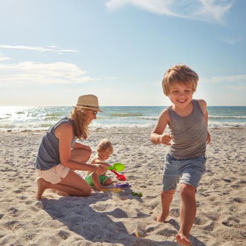 Niños disfrutando en la playa