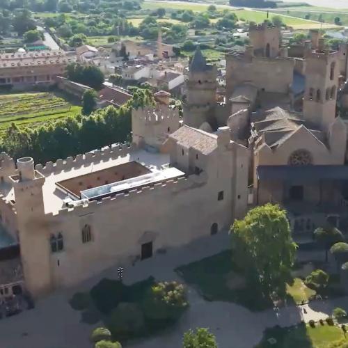 Imagen decorativa de vista aérea del Parador de Olite-Erriberri