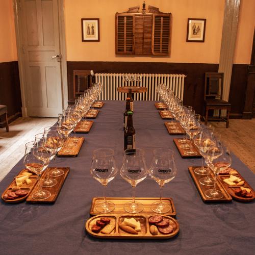 Imagen de la actividad cerveza con los cinco sentidos en la que se ve una mesa con cervezas artesanales y embutidos tradicionales