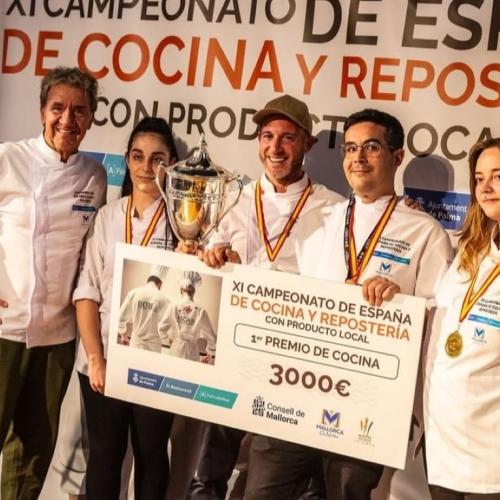 Los ganadores, junto a Koldo Royo y las representantes de Paradores en el concurso de repostería