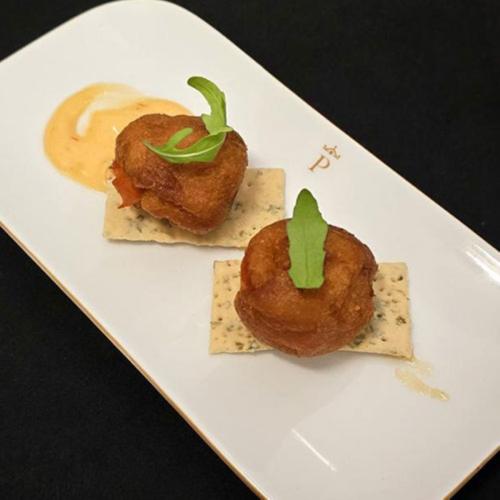 Buñuelo de gamba roja con mayonesa de kimchi