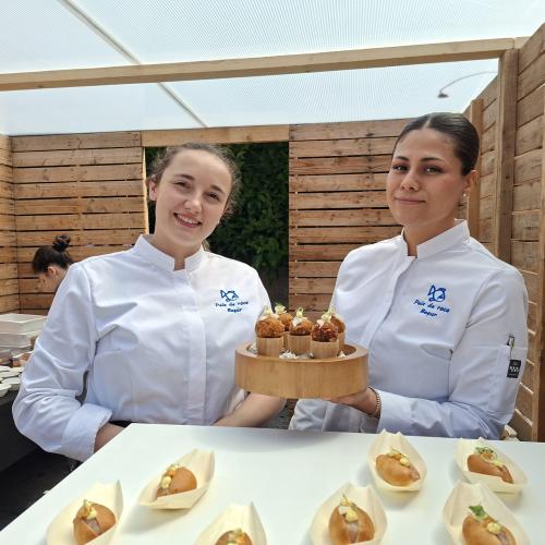 El equipo posa con las croquetas