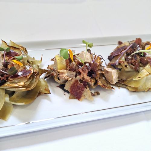 Flores de alcachofa con confit de pato, foie y crujiente de jamón.