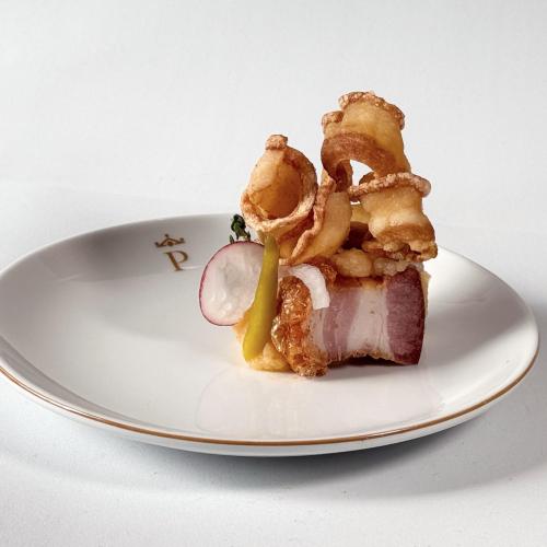 Tapa de torreznos MG de Soria con patatas revolconas del Parador de Alcalá