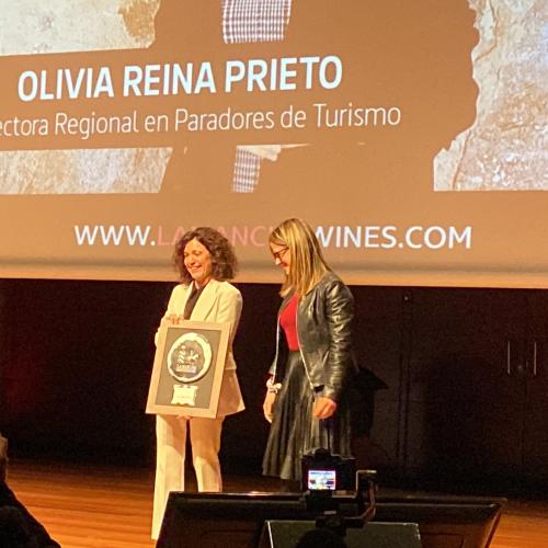 Olivia Reina recibe el premio