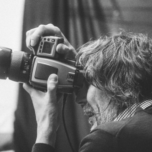 Fotógrafo Eugenio Recuenco durante la sesión de la campaña de primavera de Paradores
