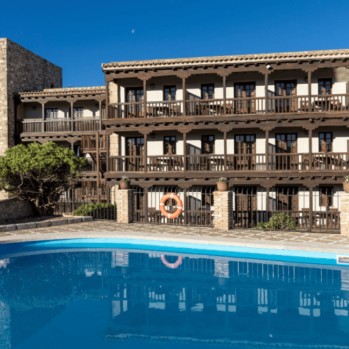 Vista del Parador de Tortosa y su piscina