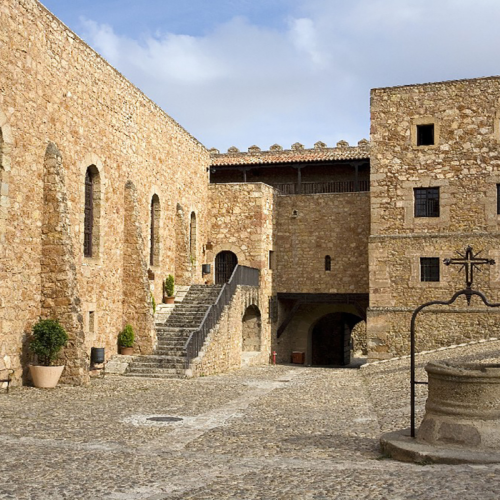 Patio central del Parador de Sigü