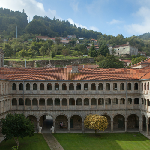 Patio central del Parador de Santo Estevo
