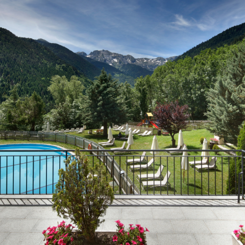 vistas a la piscina y montaña desde el Parador de Vielha