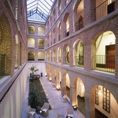 63-parador_de_la_granja._casa_infantes._patio_spa.jpg