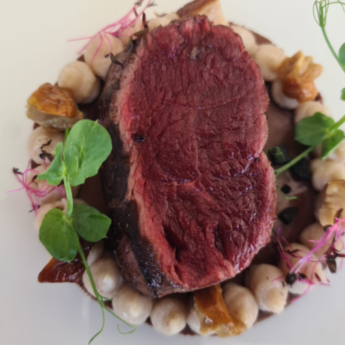 taco de ciervo a la parrilla con cremoso de castañas, setas y jugo de trufa