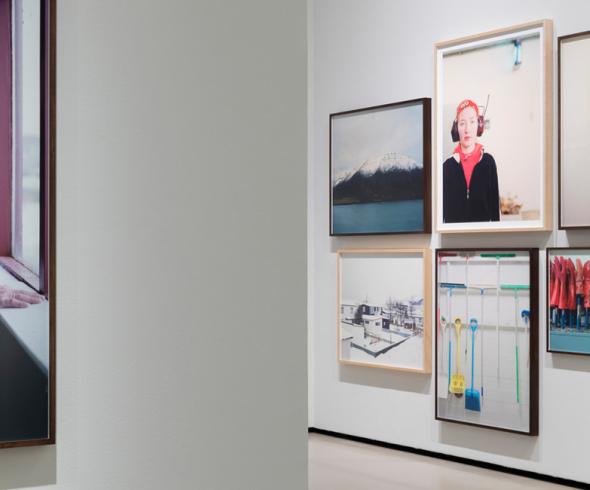 Imagen de una galería artística con fotografías de Juan Baraja