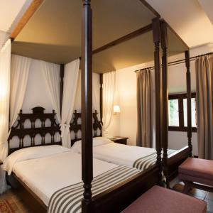 Dos camas con dosel en una suite del Parador de Cangas de Onís 