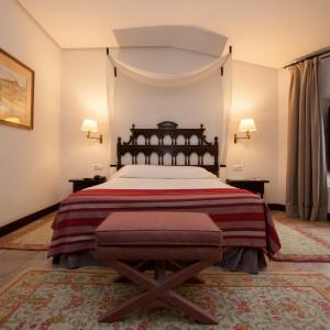 Cama de matrimonio en el Parador de Cangas de Onís 
