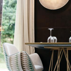 Mesa con sillas de diseño en el restaurante del Parador de Cangas de Onís