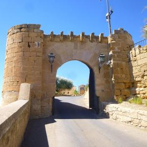 Puerta de la muralla del Parador de Alcañiz