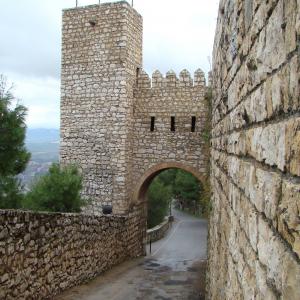 Arco y puerta del paseo de la muralla del castillo