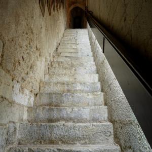Escaleras de acceso de piedra iluminadas en el Parador de Ciudad Rodrigo