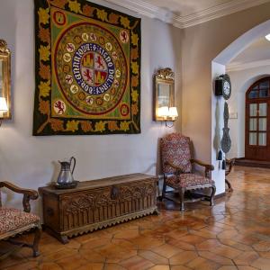 Tapices y muebles de época decoran el hall del Parador de Calahorra