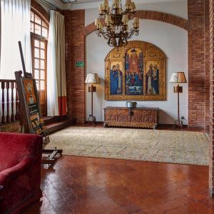 Tablas religiosas y muebles antiguos decoran el hall del Parador de Calahorra