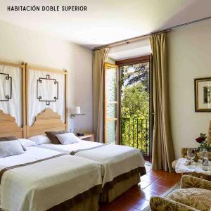 Dos camas en habitación doble estándar del Parador de Granada