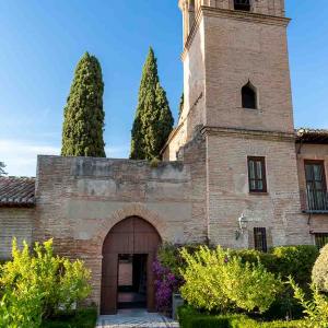 Entrada y Torre del Alba del Parador de Granada