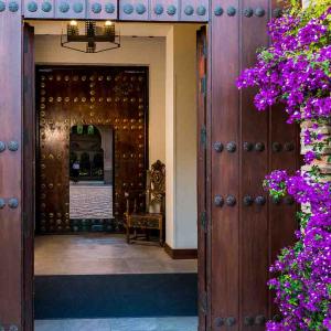 Grandes puertas de madera dan entrada al Parador de Granada