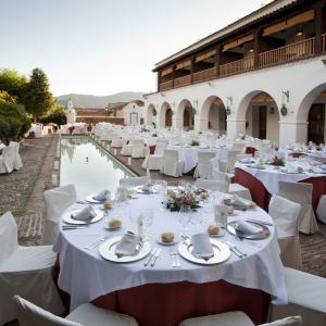 Mesas redondas en banquete en la terraza del Parador de Guadalupe