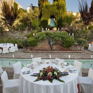 Banquete al lado de la fuente en la terraza del Parador de Guadalupe