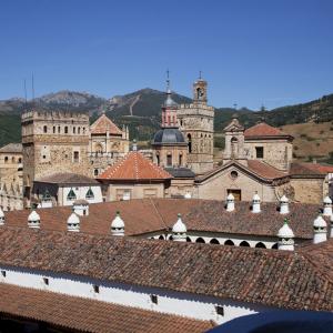 Vista de los tejados del Parador con la basílica al fondo