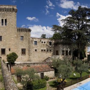 Panorámica de fachada del Parador de Jarandilla de la Vera con la piscina en primer plano