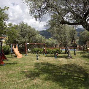 Parque infantil en el jardín exterior del Parador de Jarandilla de la Vera