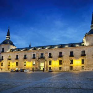 Panorámica del Parador de Lerma desde la Plaza Mayor iluminado al anochecer