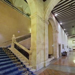 Escaleras de piedra de acceso en el Parador de Lerma
